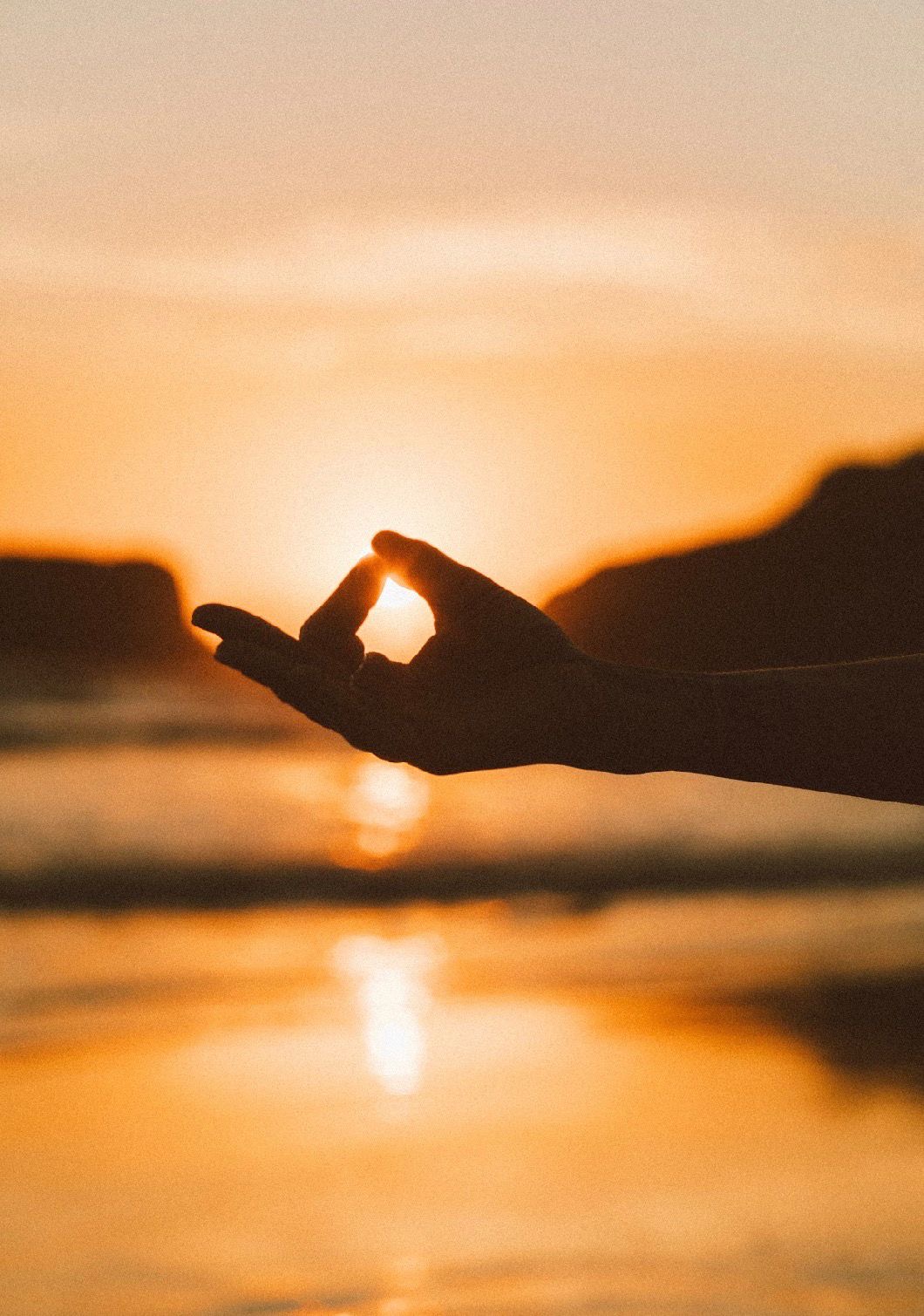 Mudra com sol entre os dedos