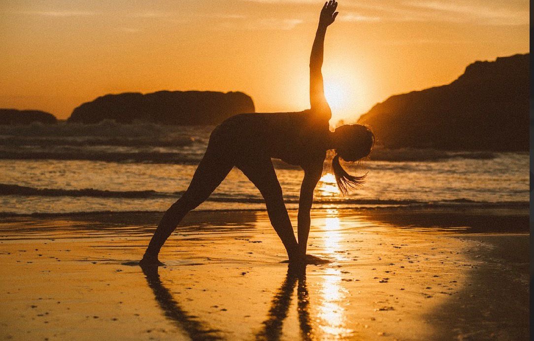 Prática ao amanhecer, com o sol no horizonte