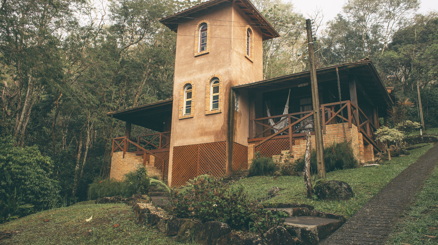 Casa de hóspedes entre as árvores