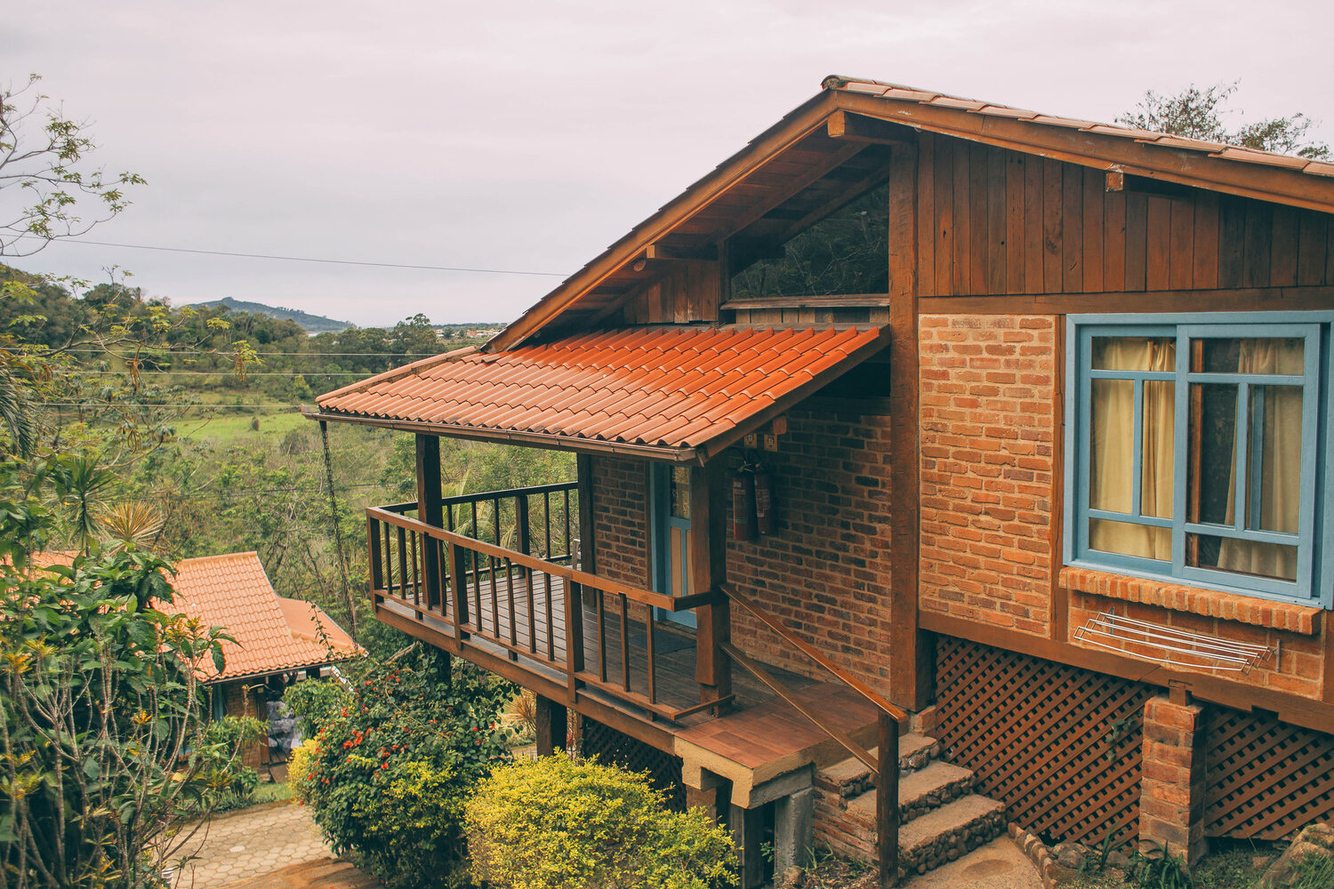 As construções do centro na encosta da serra