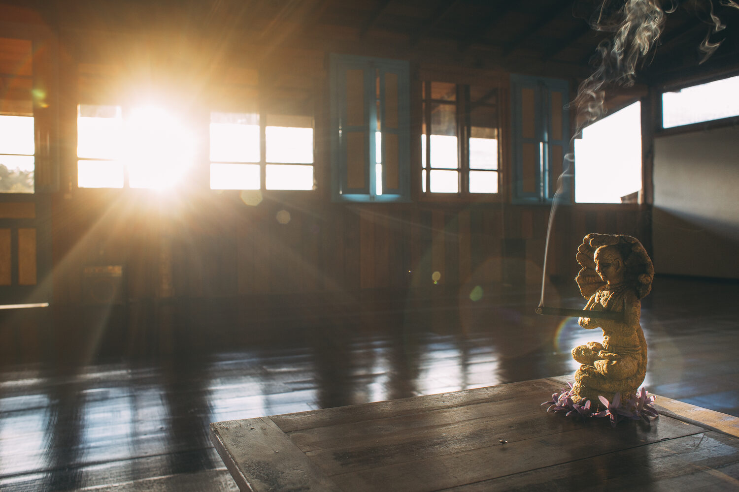 Luz do amanhecer atravessando o salão